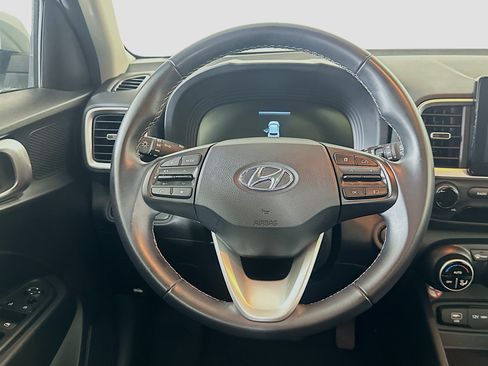 Used 2025 Hyundai Venue SEL FWD image 18