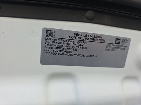 Used 2025 Chevrolet Trax RS FWD image 35