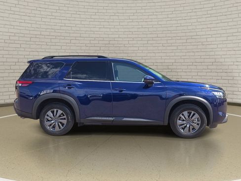 Used 2025 Nissan Pathfinder SV FWD image 4