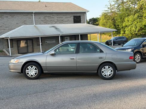 Used 2001 Toyota Camry LE FWD image 2