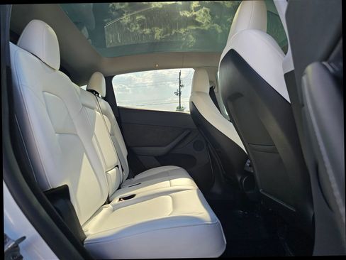 Used 2024 Tesla Model Y Long Range AWD/4WD image 25