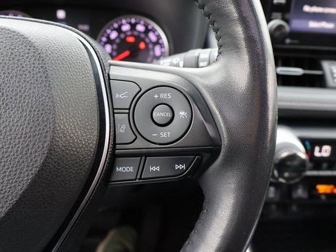 Used 2020 Toyota RAV4 XLE Premium image 7