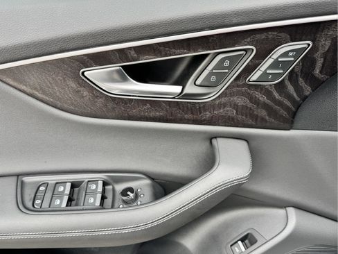 Used 2023 Audi Q8 Prestige w/ Prestige Package image 12