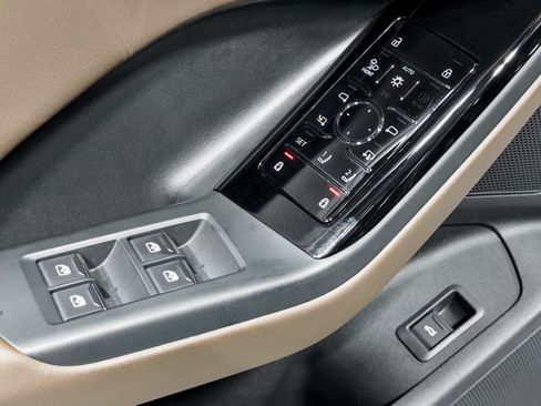 Used 2025 Audi Q6 e-tron Premium Plus w/ Premium Plus RWD image 7