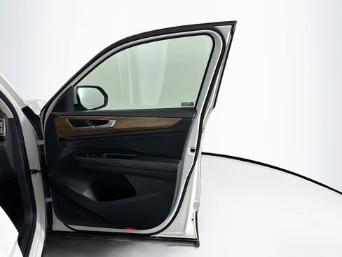 Used 2025 Volkswagen Atlas SE image 35