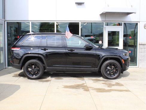 Used 2026 Jeep Grand Cherokee Altitude AWD/4WD image 4