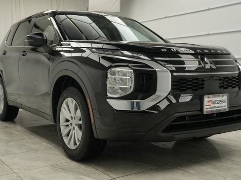 Used 2025 Mitsubishi Outlander ES image 2