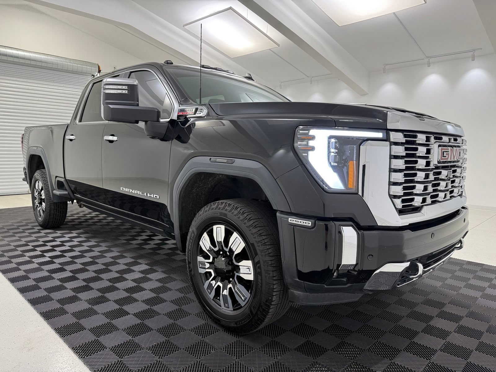 Used 2024 GMC Sierra 2500 Denali w/ Denali Reserve Package AWD/4WD image 1