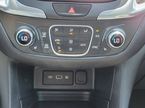 Used 2020 Chevrolet Equinox LT FWD image 22