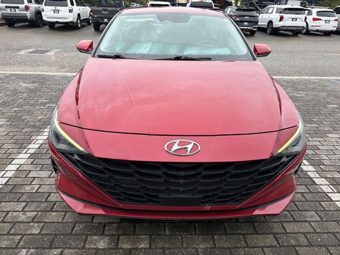 Used 2022 Hyundai Elantra SEL w/ Convenience Package FWD image 2