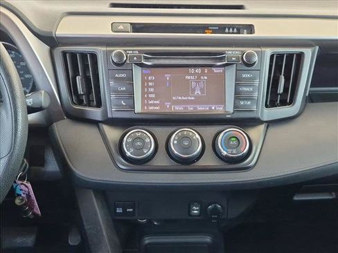 Used 2018 Toyota RAV4 LE FWD image 14