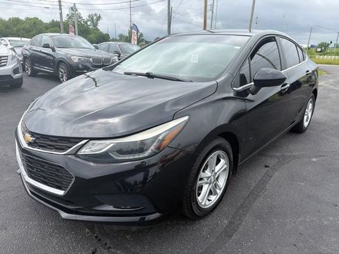 Used 2018 Chevrolet Cruze LT w/ Convenience Package FWD image 3