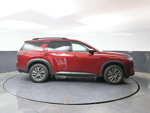Used 2025 Nissan Pathfinder SV FWD image 4