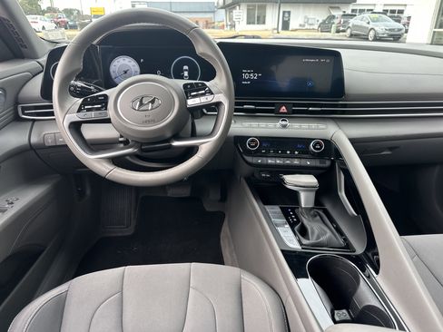 Used 2023 Hyundai Elantra SEL w/ Convenience Package image 15