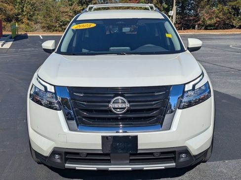 Used 2023 Nissan Pathfinder SL image 2