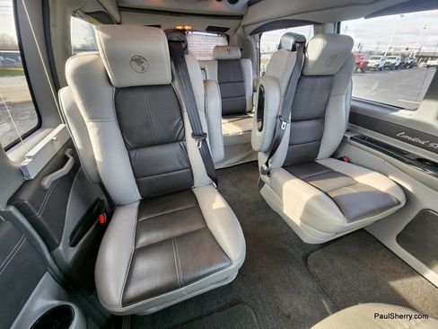 Used 2018 GMC Savana 2500 w/ Enhanced Convenience Package image 6