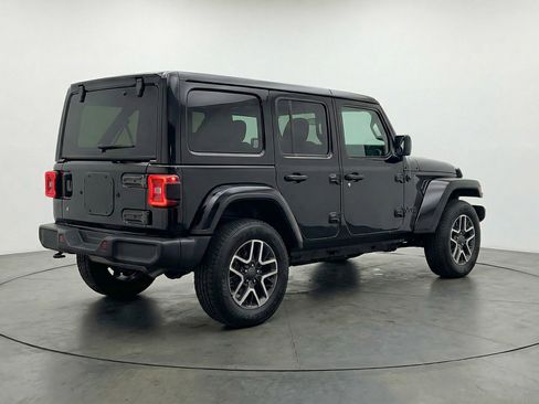 Used 2025 Jeep Wrangler Sahara image 9