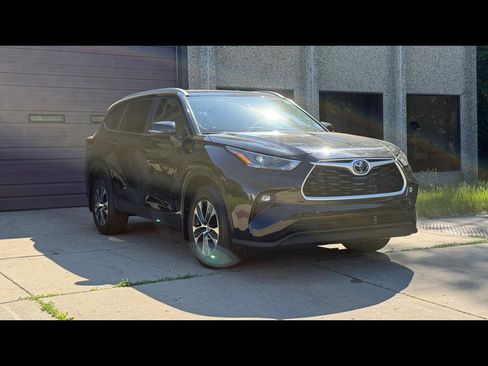 Used 2026 Toyota Highlander XLE AWD/4WD image 1