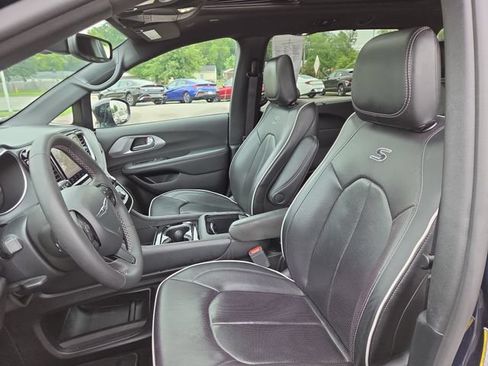 Used 2025 Chrysler Pacifica Limited FWD image 23