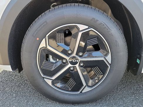 New 2024 Kia Niro EX image 5