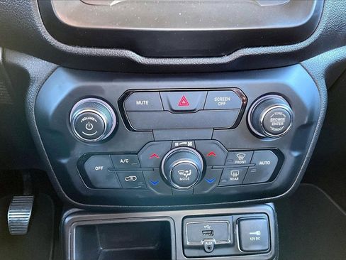 Certified 2018 Jeep Renegade Altitude image 17