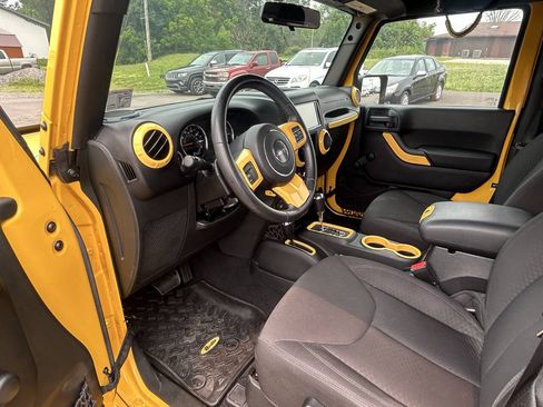 Used 2015 Jeep Wrangler Sport w/ Quick Order Package 24S AWD/4WD image 9