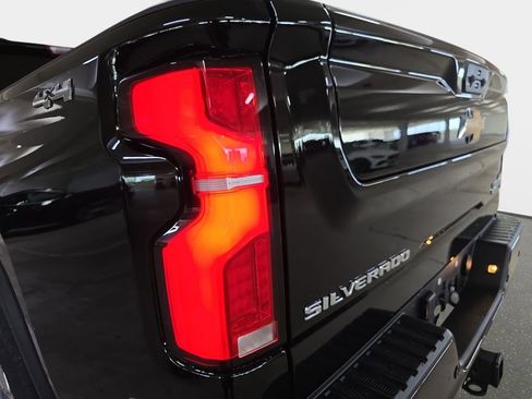 Used 2024 Chevrolet Silverado 2500 High Country w/ High Country Premium Package AWD/4WD image 32