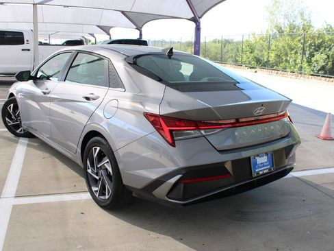 Used 2025 Hyundai Elantra SEL FWD image 3