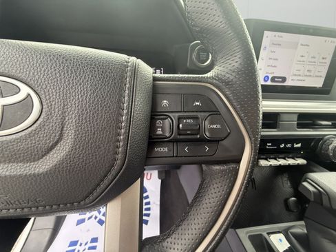 Used 2025 Toyota 4Runner SR5 AWD/4WD image 19