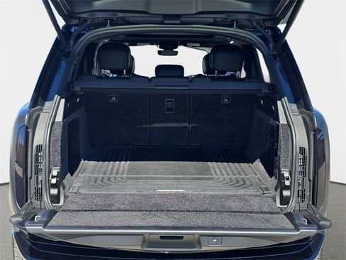 Certified 2025 Land Rover Range Rover SE image 12