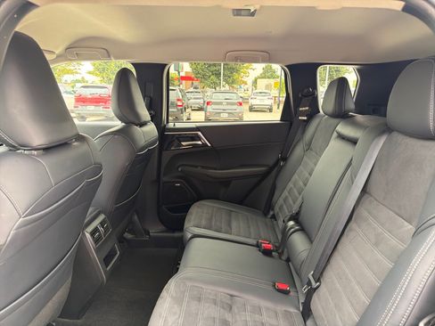 Used 2025 Mitsubishi Outlander SE AWD/4WD image 23