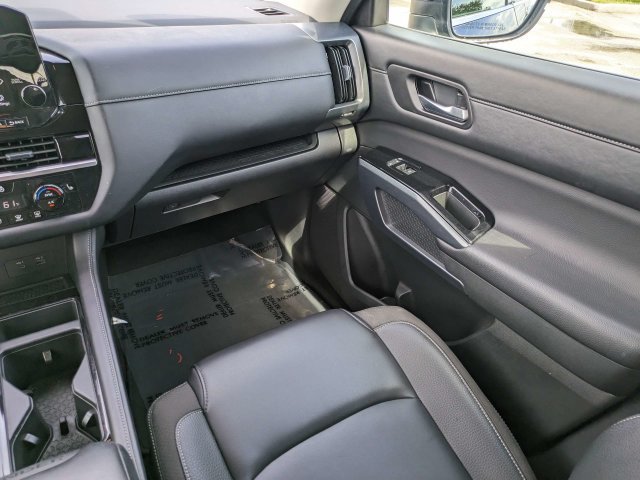 Used 2025 Nissan Pathfinder SL FWD image 17