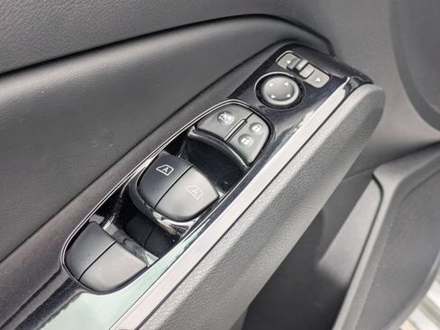 Used 2025 Nissan Altima 2.5 SR FWD image 13