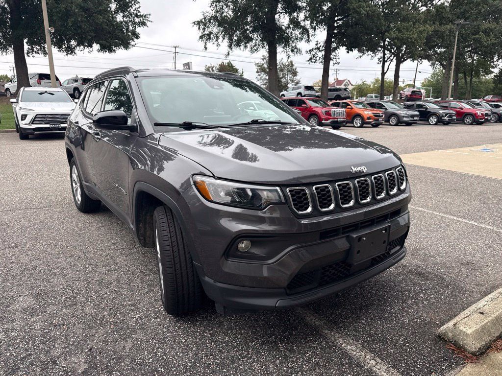 Used 2024 Jeep Compass Latitude AWD/4WD image 3