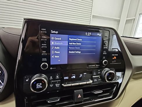 Used 2022 Toyota Highlander XLE image 16