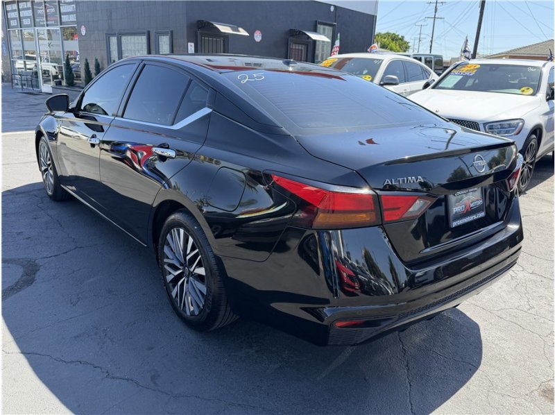 Used 2023 Nissan Altima 2.5 SV FWD image 4