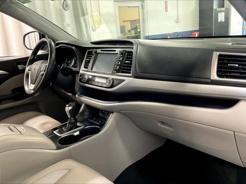 Used 2019 Toyota Highlander XLE image 14