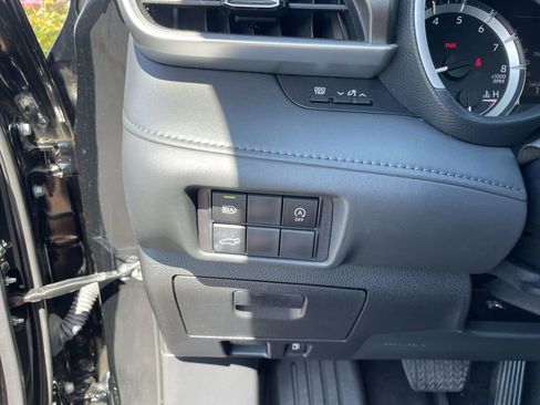 Used 2023 Toyota Highlander XLE AWD/4WD image 19