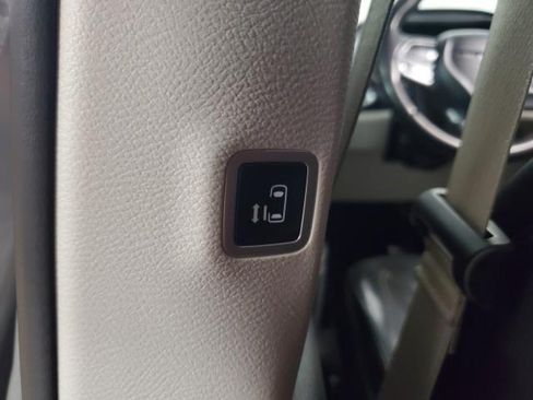 Used 2022 Chrysler Pacifica Touring-L FWD image 12