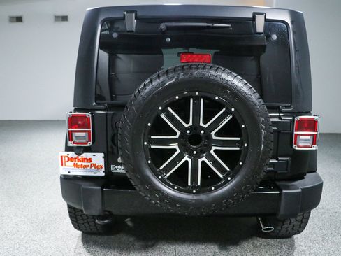 Used 2016 Jeep Wrangler Unlimited Sahara w/ Dual Top Group AWD/4WD image 8