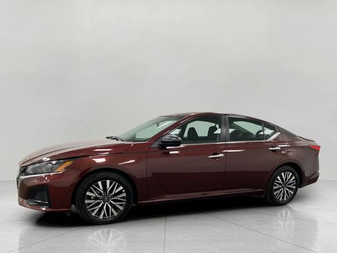 Used 2025 Nissan Altima 2.5 SV FWD image 8