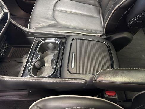 Used 2025 Chrysler Pacifica Limited image 29
