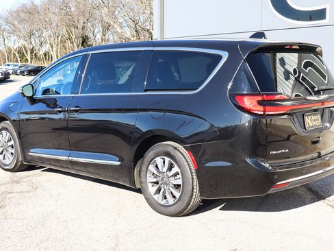 Used 2023 Chrysler Pacifica Limited image 6