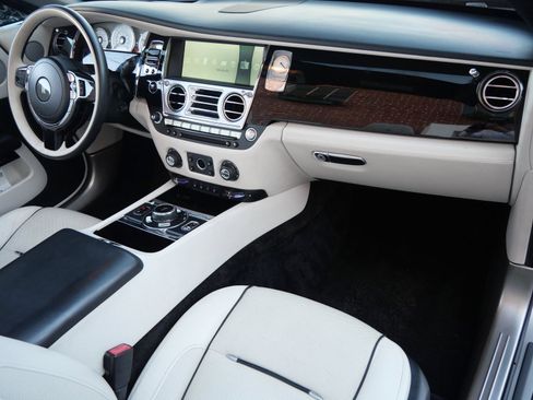 Used 2017 Rolls-Royce Dawn image 18