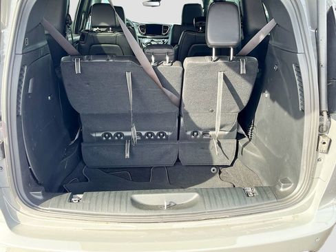 Used 2025 Chrysler Pacifica Select image 24