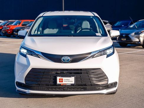 Certified 2021 Toyota Sienna LE AWD/4WD image 2
