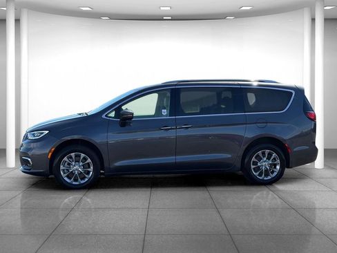 Used 2021 Chrysler Pacifica Touring-L AWD/4WD image 4