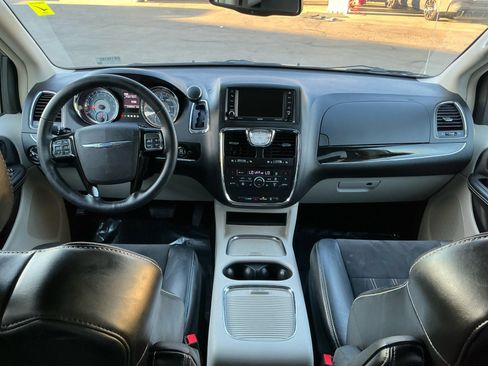 Used 2016 Chrysler Town & Country Limited image 17