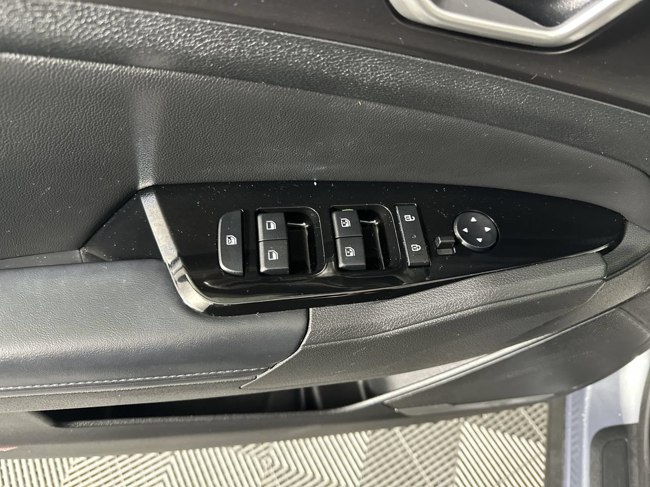 Used 2024 Kia Sportage EX FWD image 3