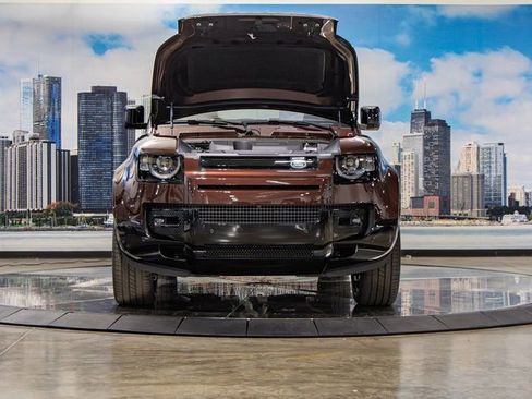 New 2025 Land Rover Defender 130 X-Dynamic SE image 4